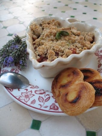 Crumble nectarine-figue à la fleur de lavande.
