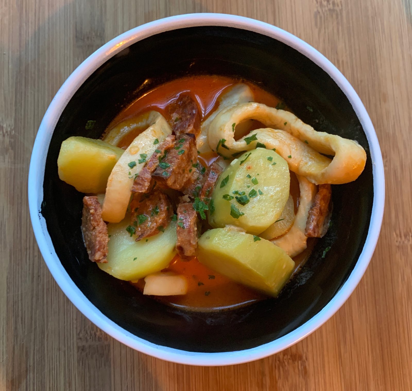 Marmite: Calamars, pommes de terre & chorizo