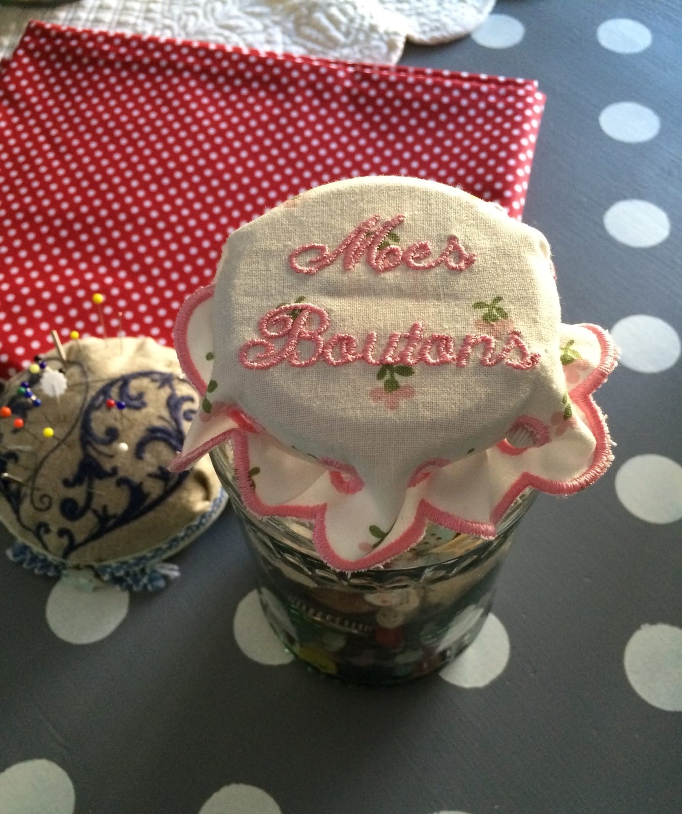 Couture: Pots à boutons