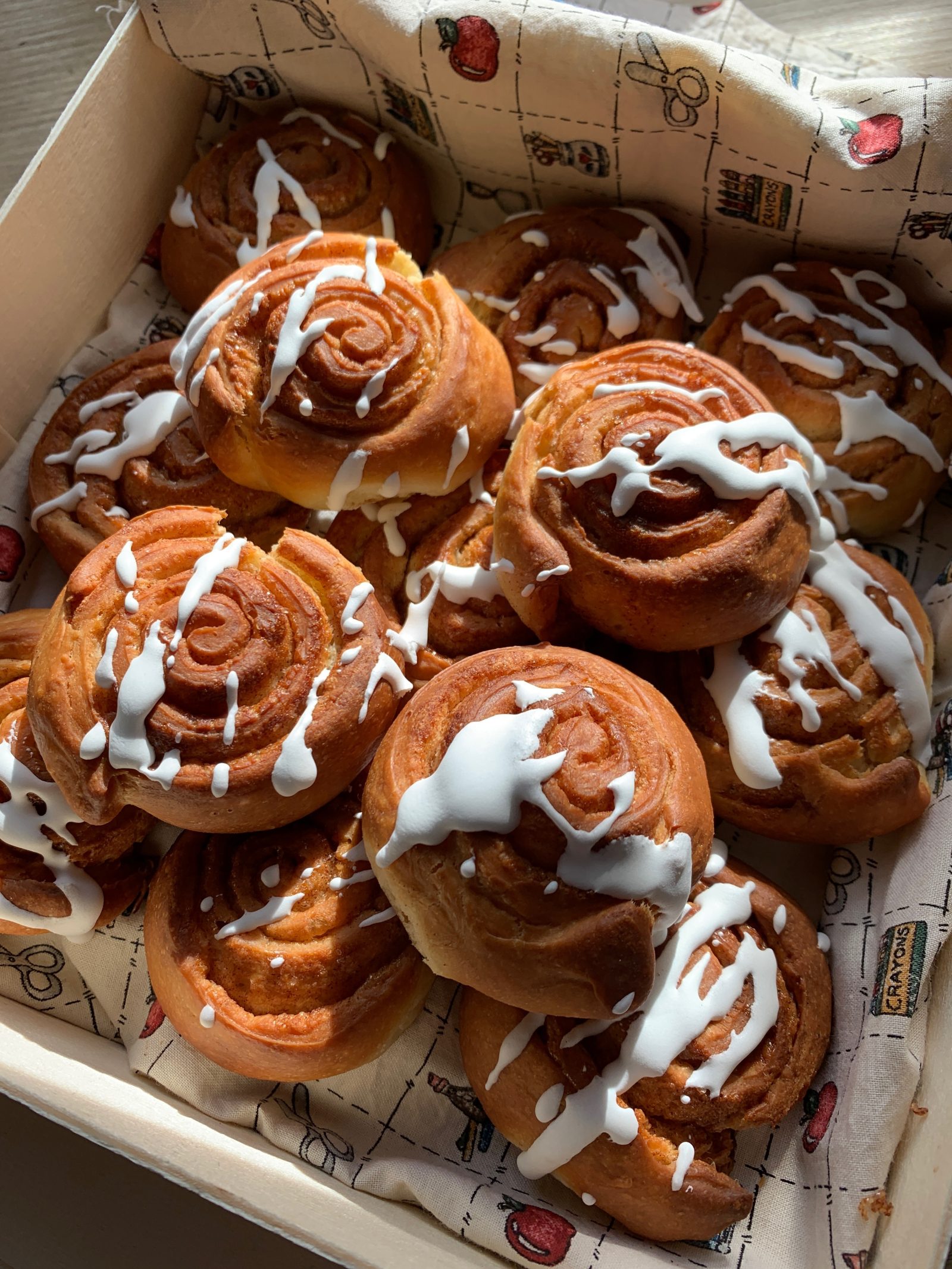 Petits roulés briochés à la cannelle ou cinnamon roll