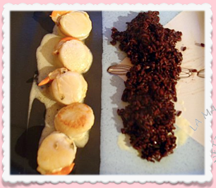 Plat de poisson: Coquilles Saint Jacques et riz Noir « Vénéré « .