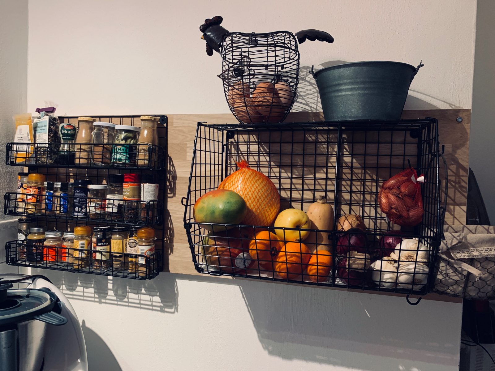 Coucou du dimanche et comment fixer des accessoires de cuisine avec un minimum de trous !