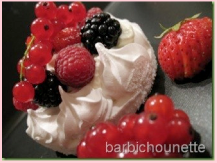 Dessert sophistiqué: Le Pavlova aux fruits rouges