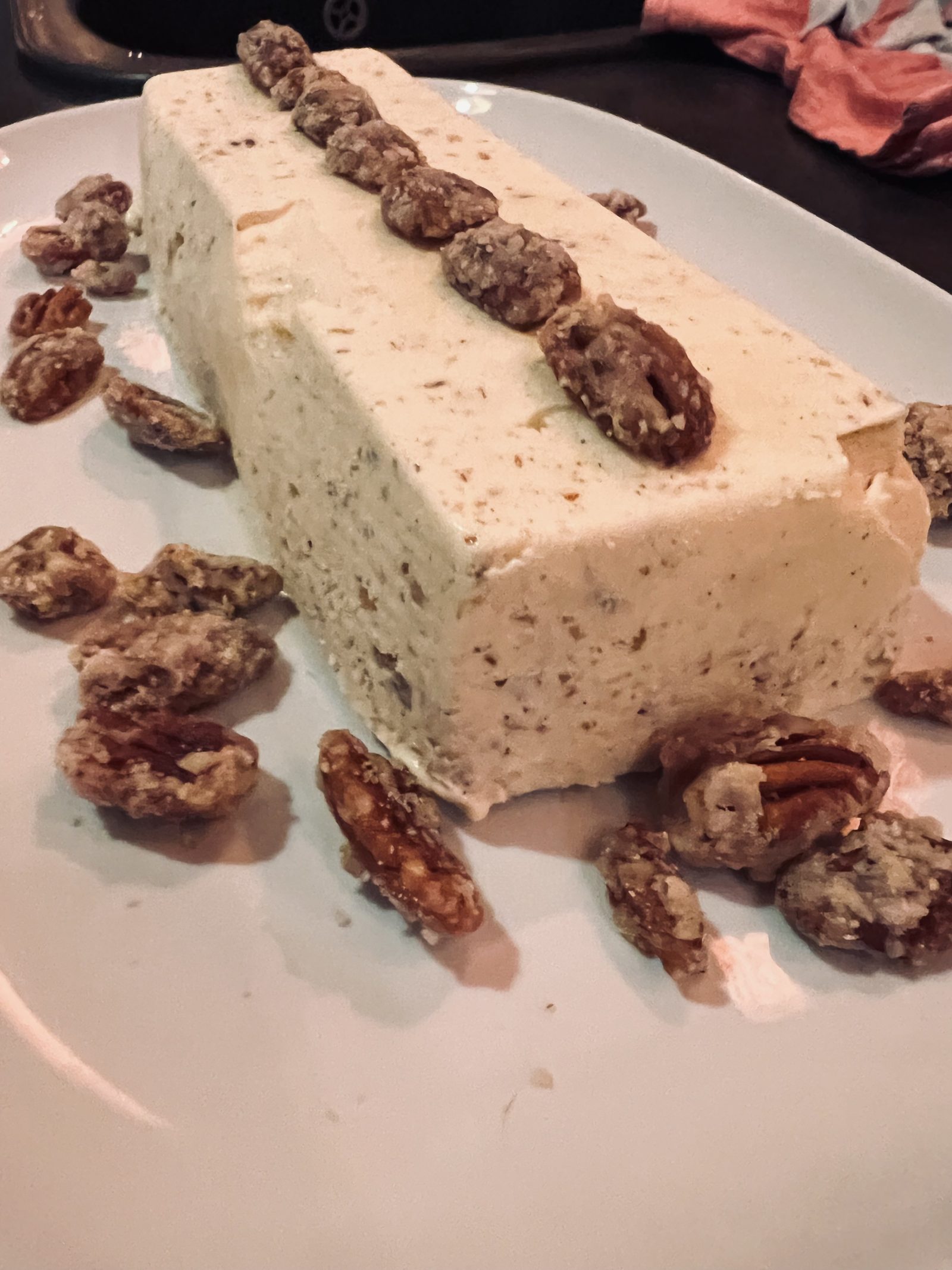 Glace à la vanille de la Réunion et aux noix de pécan caramélisées