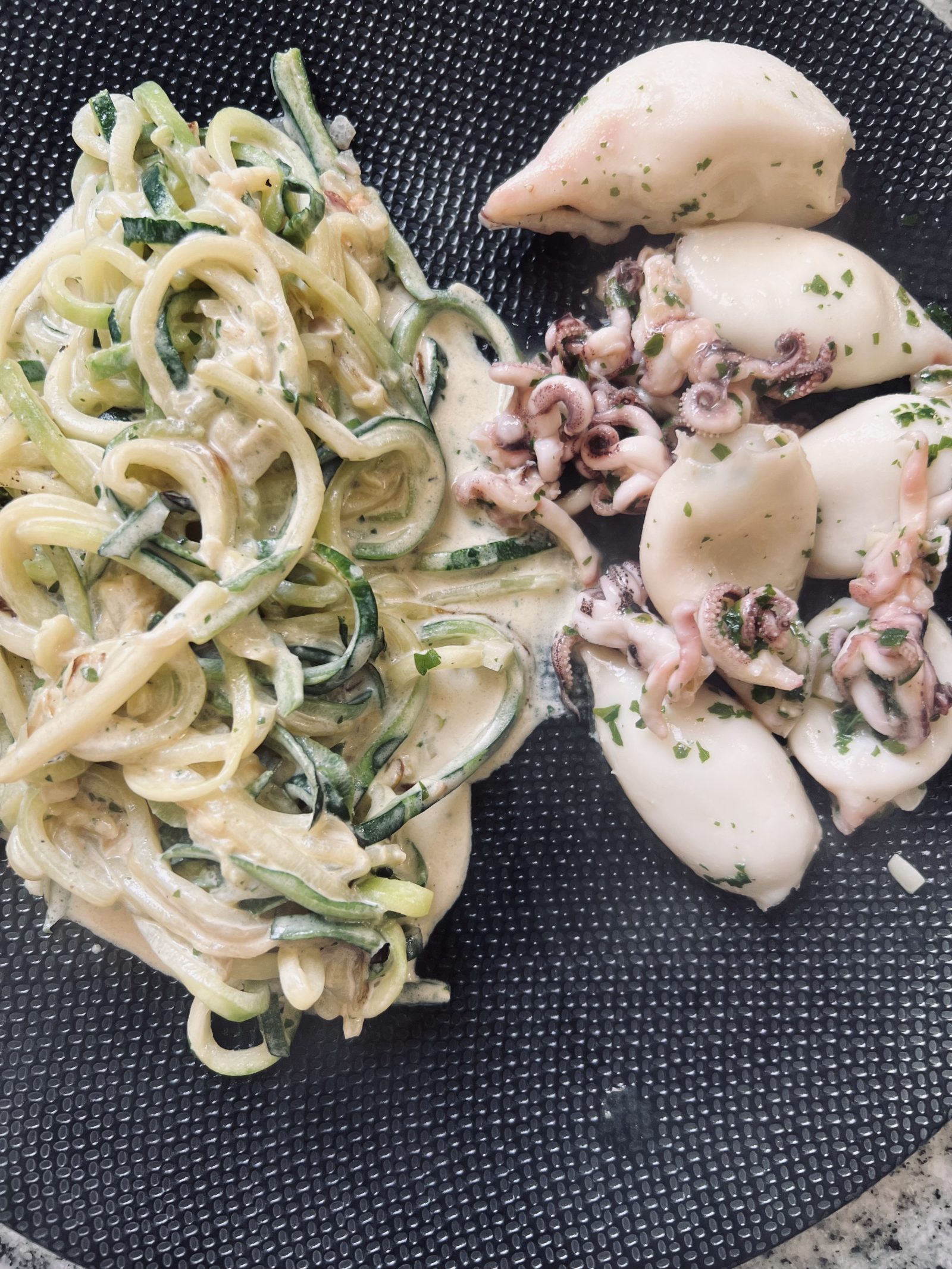Recette facile de chipirons sautés à l’ ail et persil et courgettes.