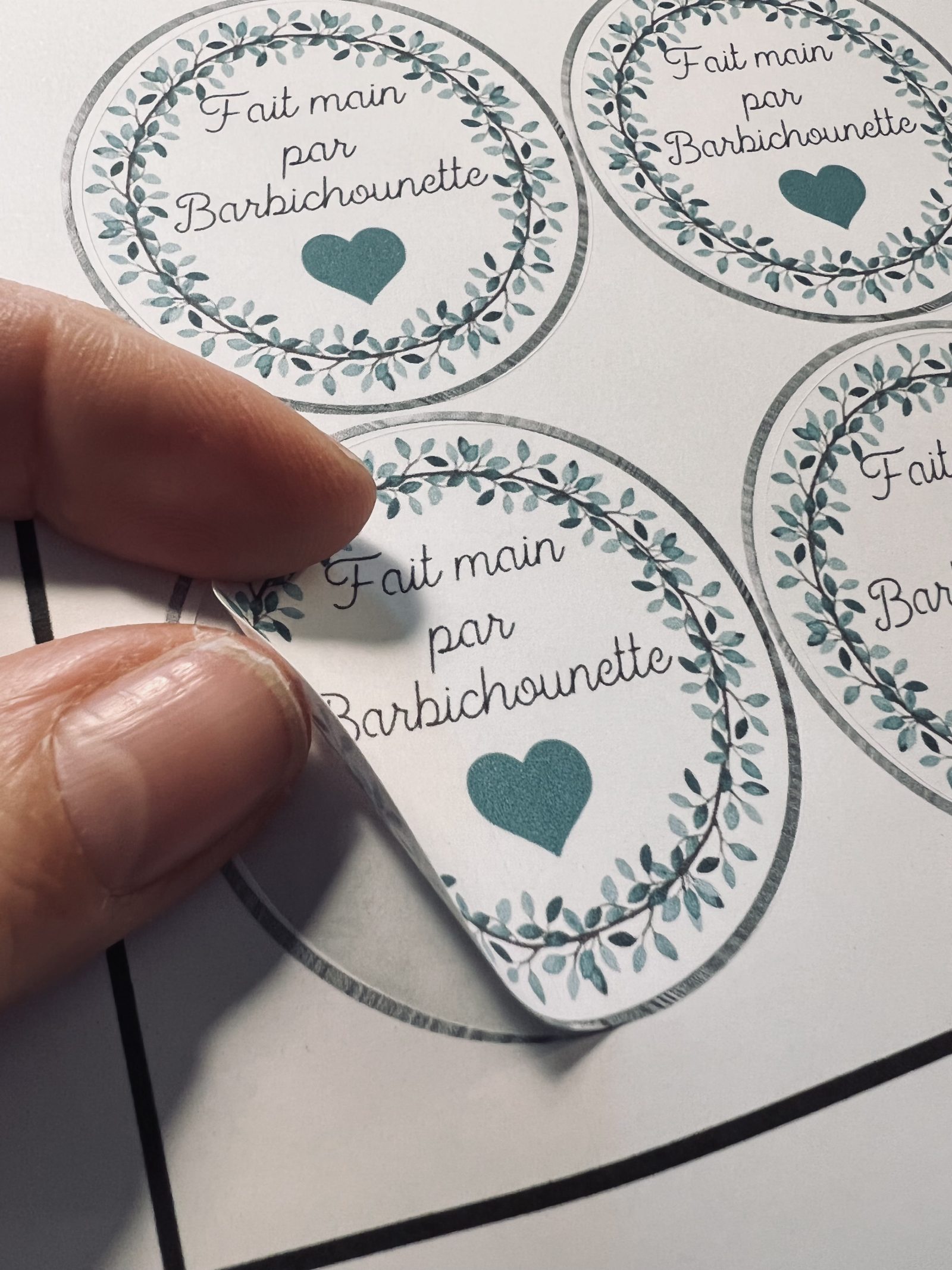 Réalisez aisément des étiquettes autocollantes avec votre imprimante et la Cricut
