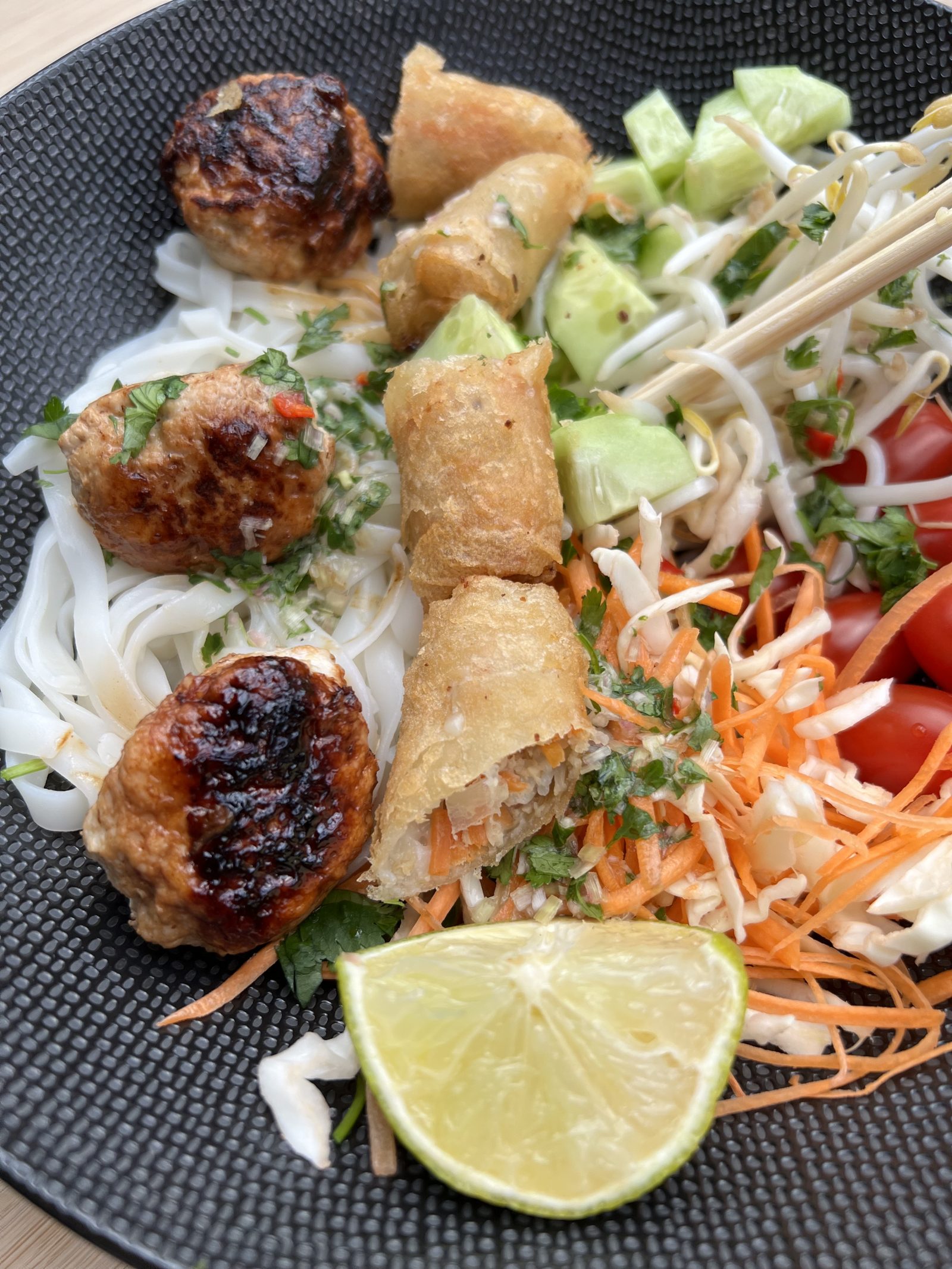 Recette tirée du dernier livre Thermomix: Bun Cha de boulettes de poulet, nouilles de riz et crudités