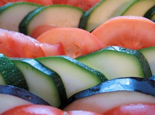 Plat de légumes: Coloré, savoureux: le Tian